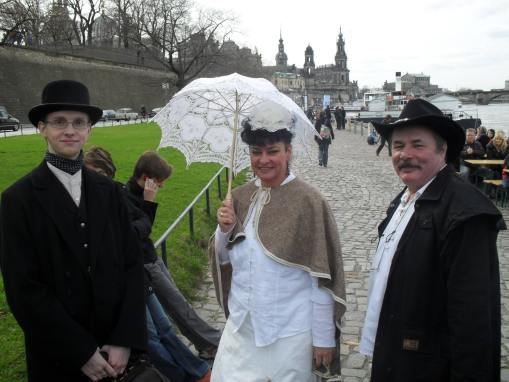 In historischer Tracht.