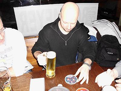 Glasuntersetzer werden von Ivo getestet, als Bierdeckel = mit dem Ergebnis "Sehr Gut"